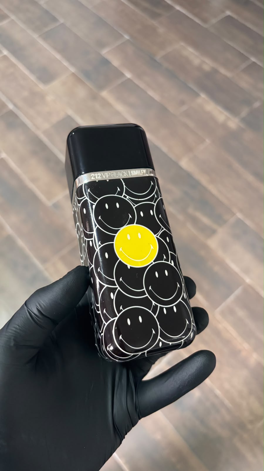 Carolina Herrera 212 VIP Black Smiley Edición Limitada perfume