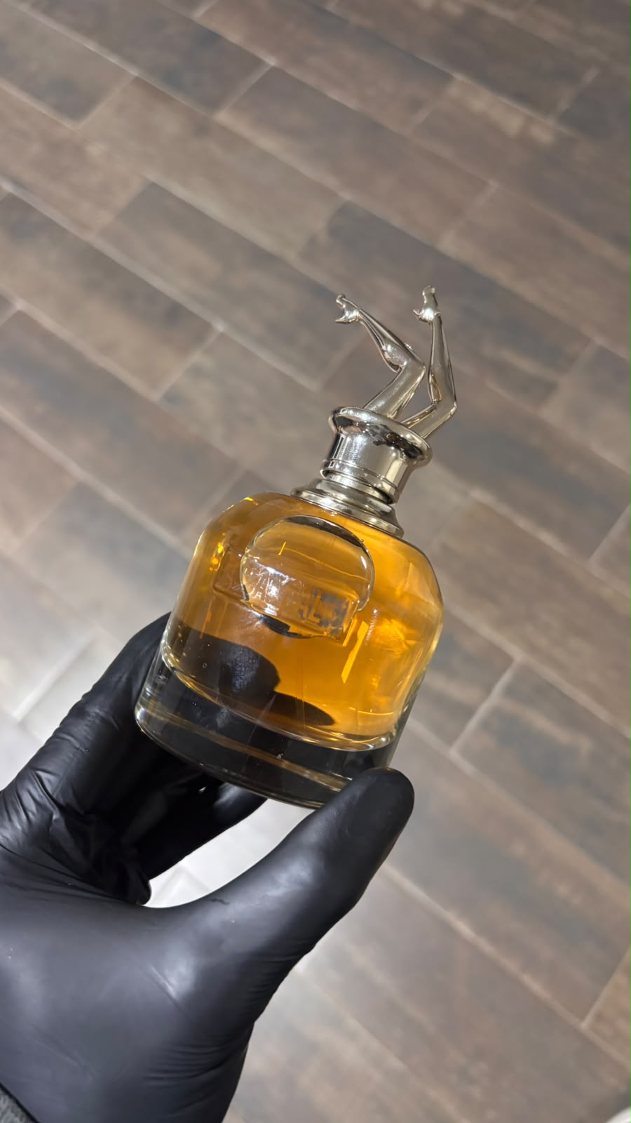 Jean Paul Gaultier Scandal (detalle en logo) perfume